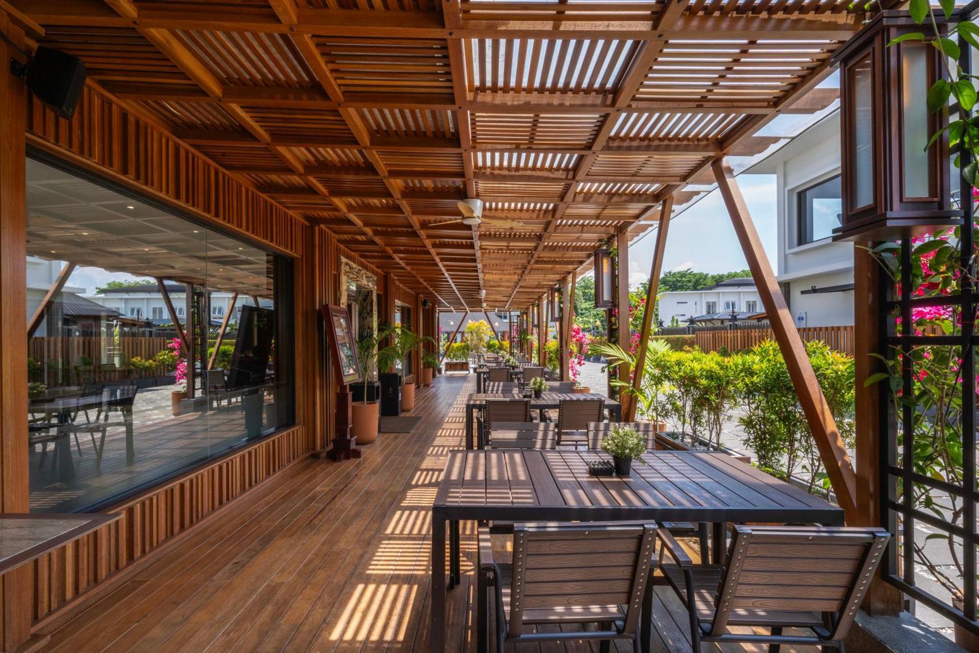 Swiss-Belhotel Borneo Banjarmasin Exterior photo